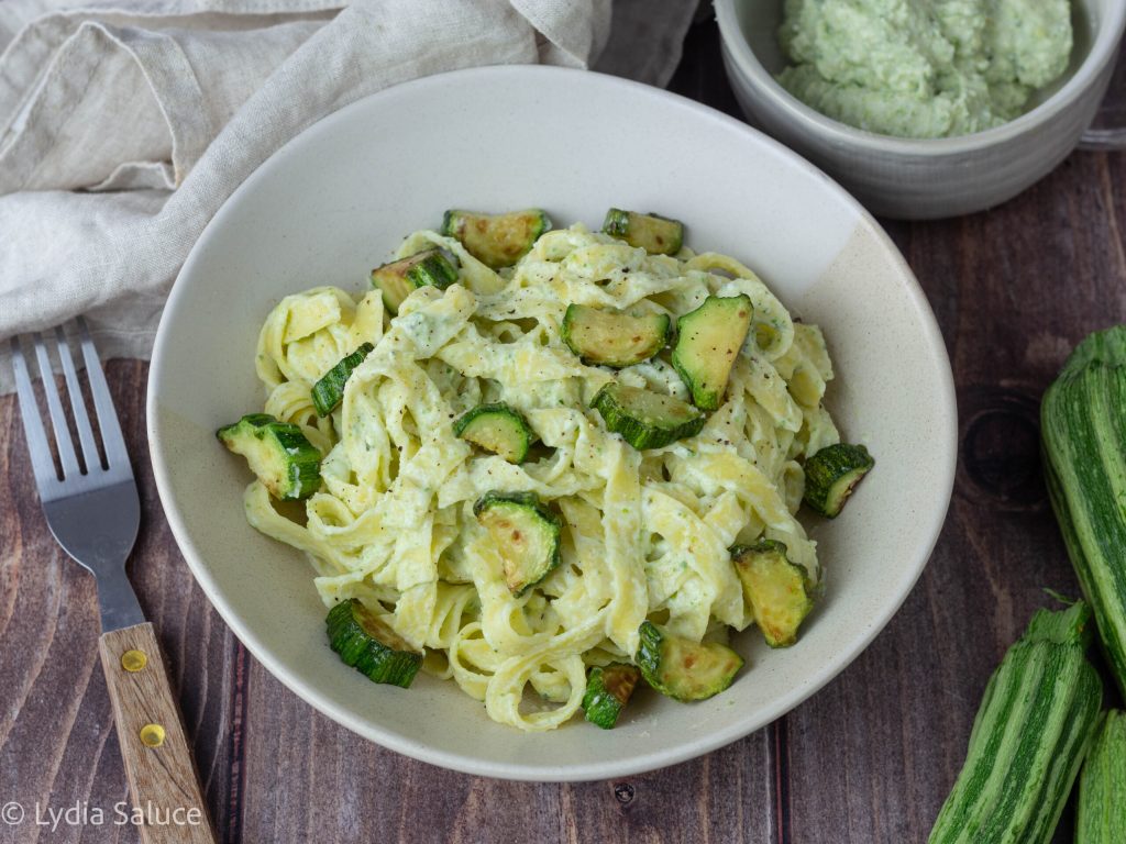 Pasta con crema de calabacín y ricotta