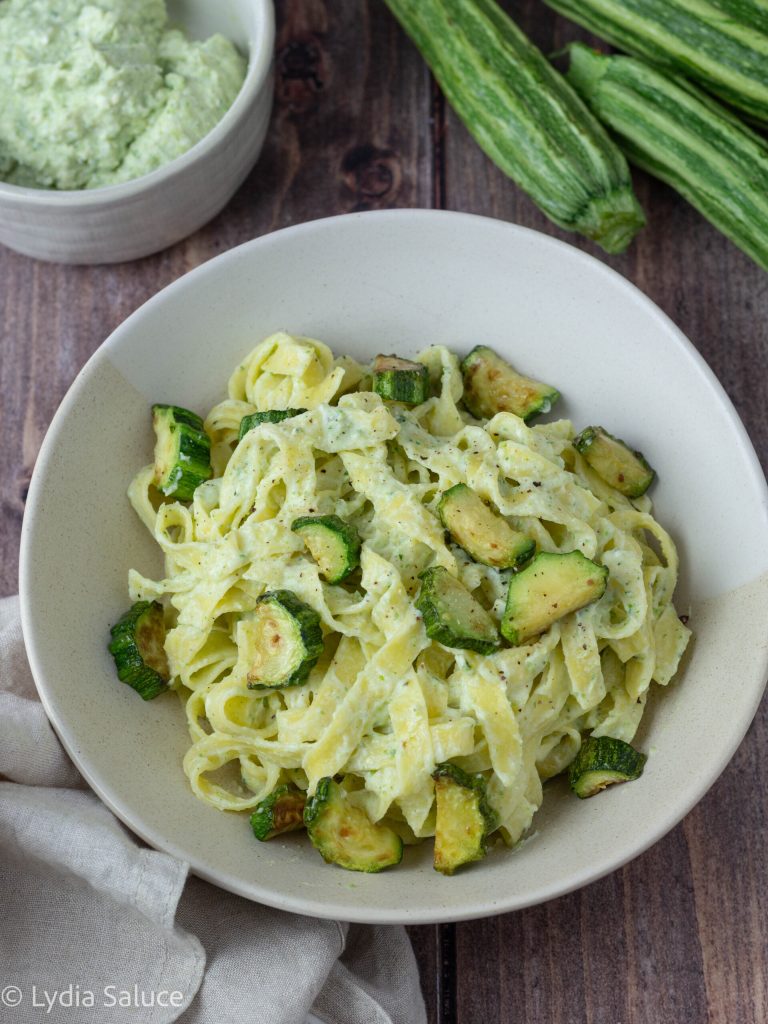 Pasta con crema de calabacín y ricotta
