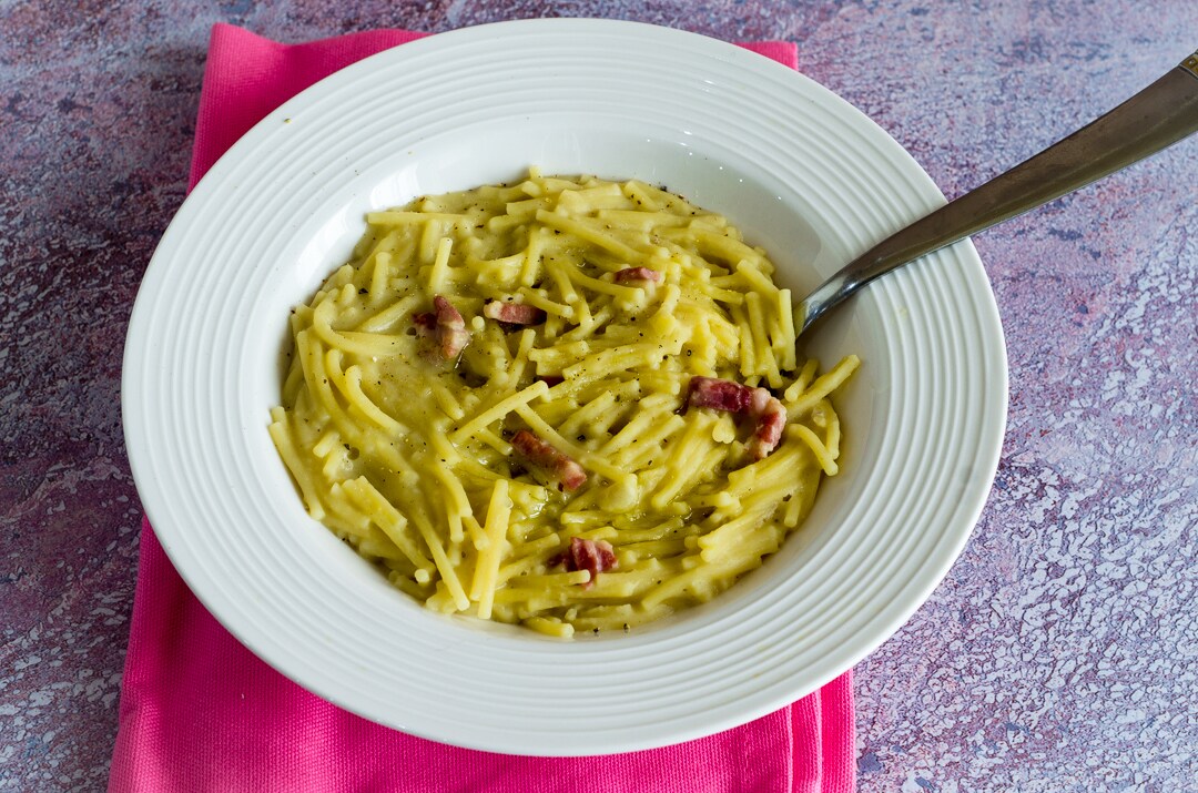 ¡Pasta con habas secas y panceta, cremosa y sabrosa!
