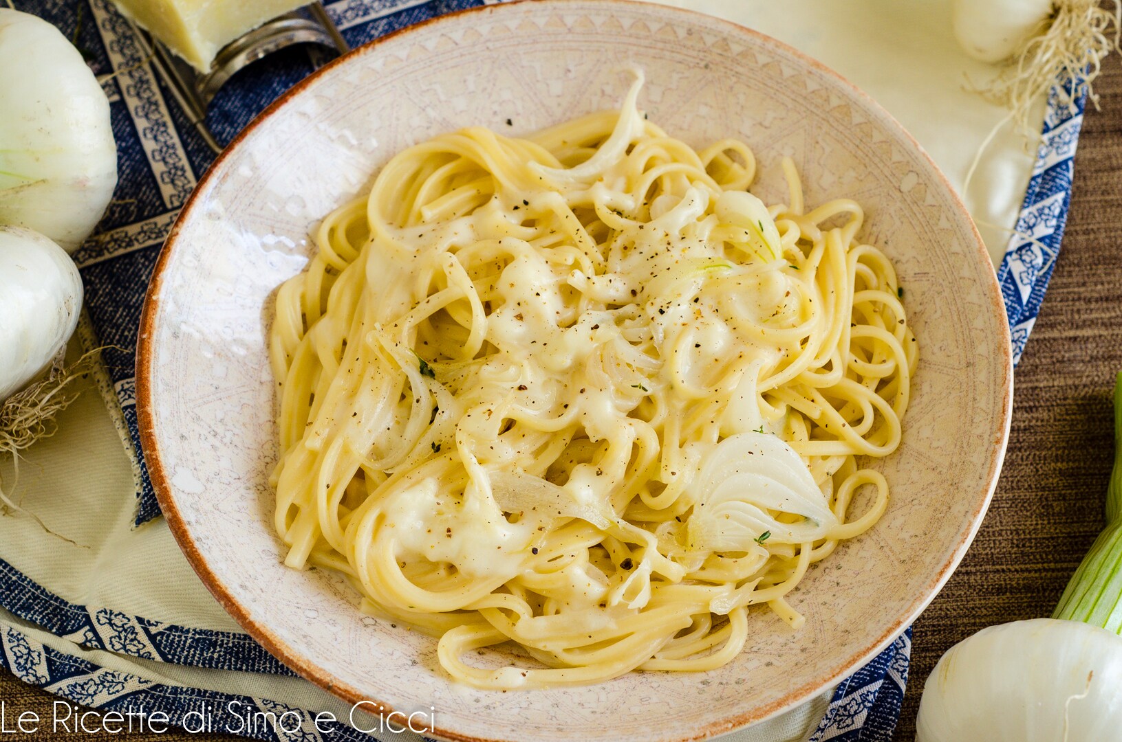 Pasta con crema de pecorino y cebolletas