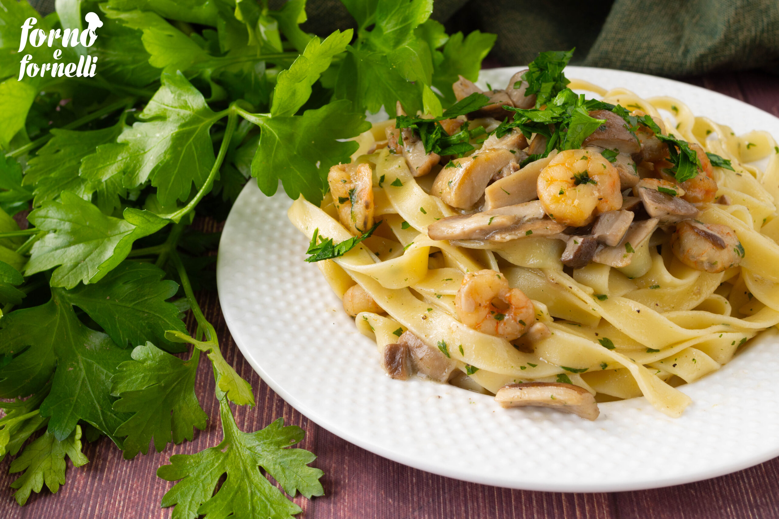 Pasta con gambas y setas porcini
