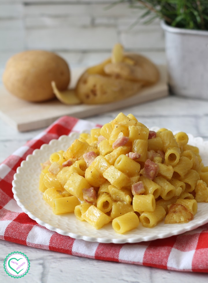 Pasta con huevos patatas panceta pecorino
