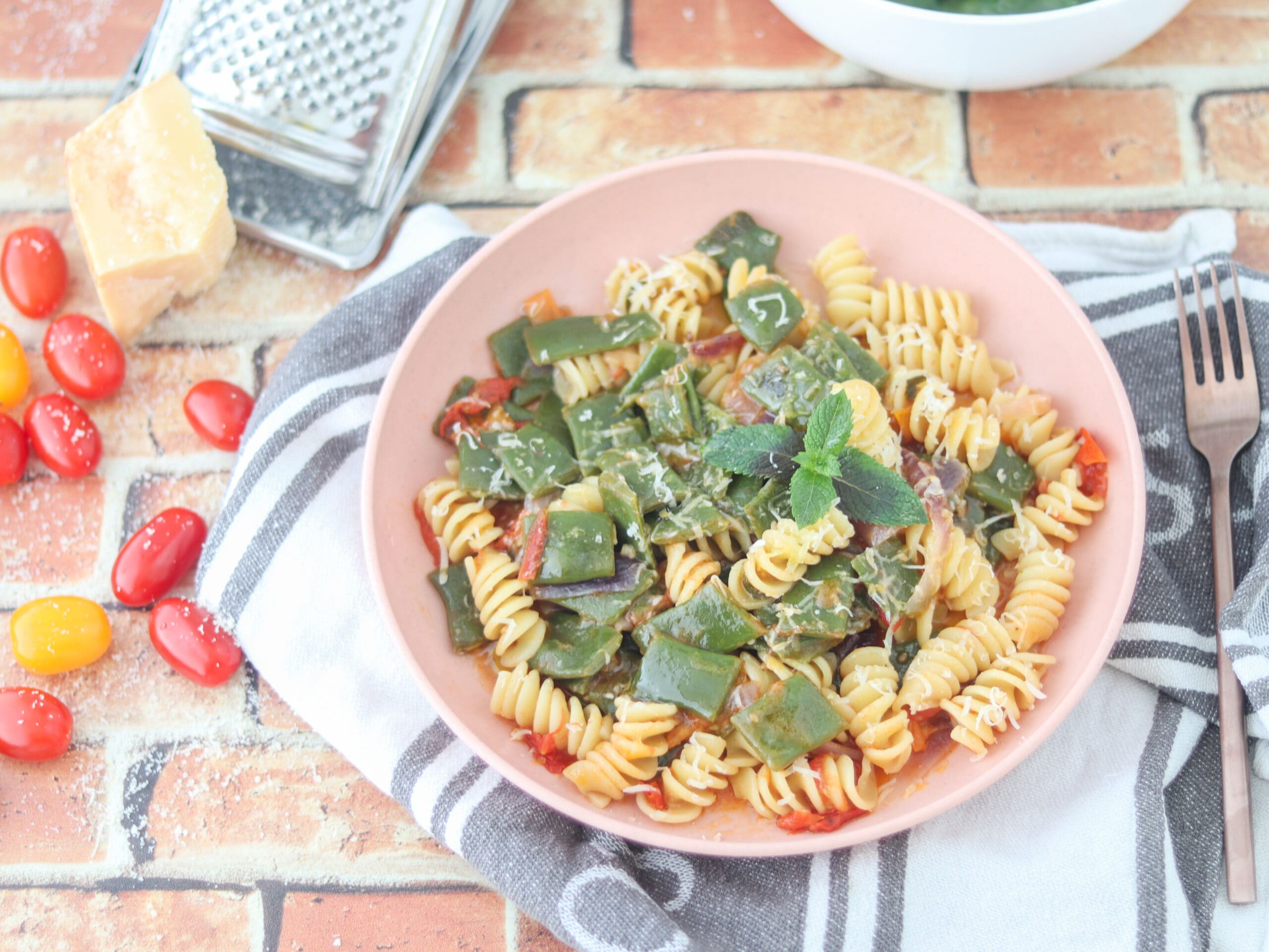 Pasta con judías verdes y tomatitos