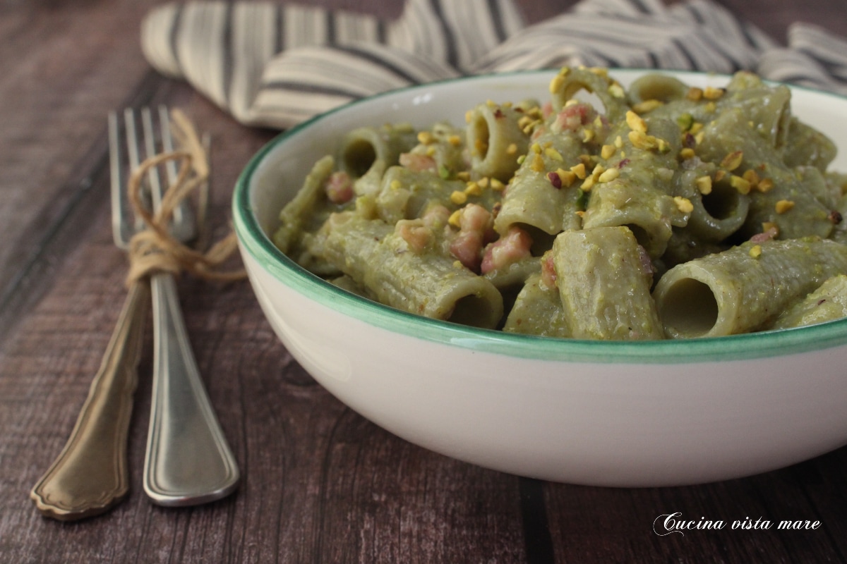 Pasta con panceta y pesto de pistacho