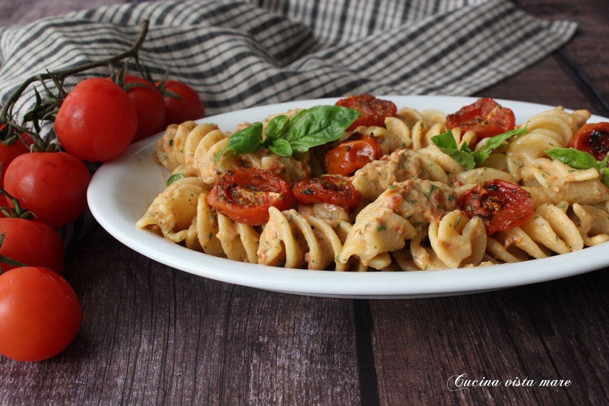 Pasta con pesto de tomates cherry confitados