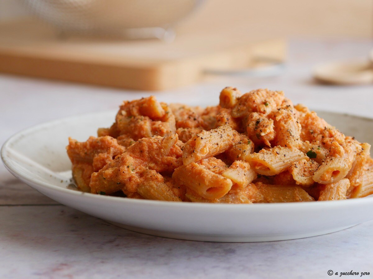 Pasta con salmón fresco y salsa de tomate sin nata