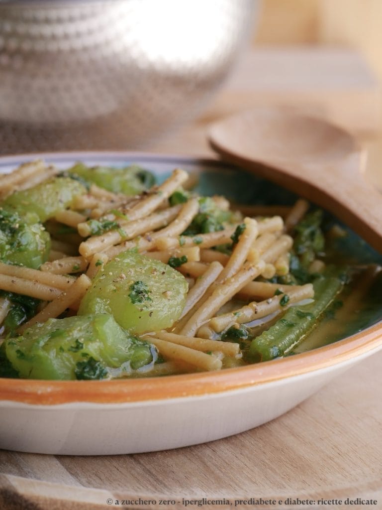 Pasta con tenerumi y calabacín largo siciliano