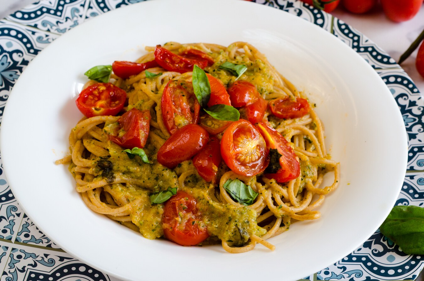 Pasta con crema de calabacines y tomates cherry