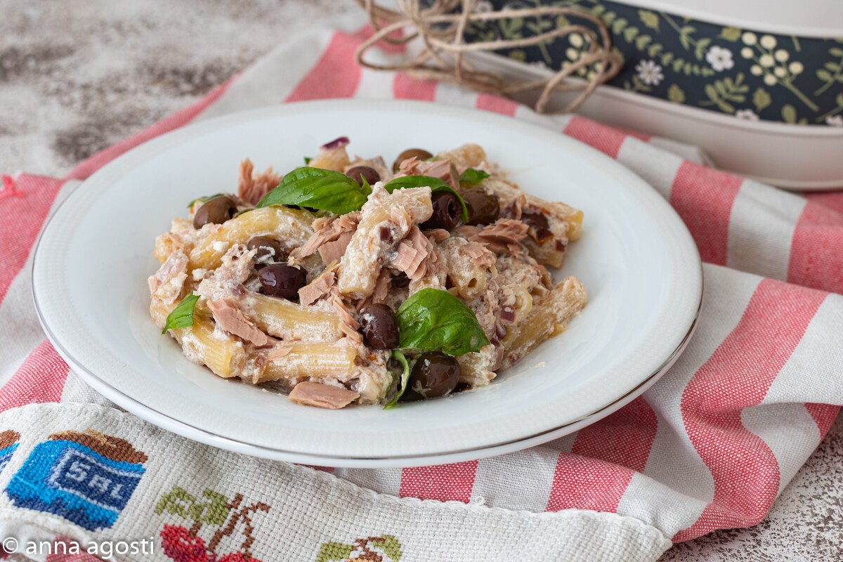 Pasta cremosa con atún y aceitunas receta ligera