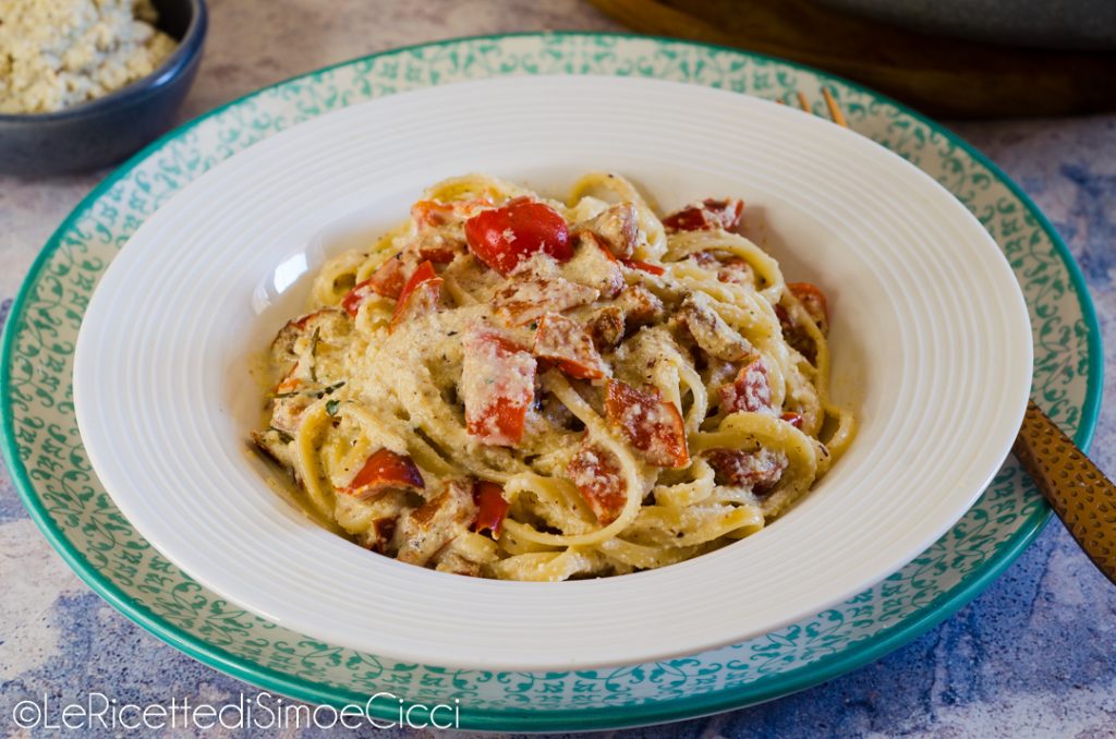 Pasta con avellanas y pimientos cremosa y sabrosa
