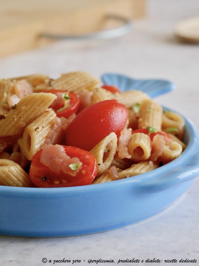 Pasta fría con atún ahumado y tomatitos