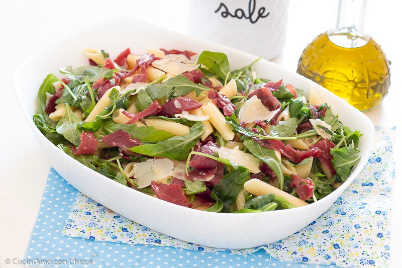 Pasta fría con bresaola rúcula y parmesano