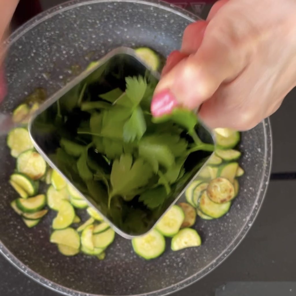Pasta fría con calabacines y gambas