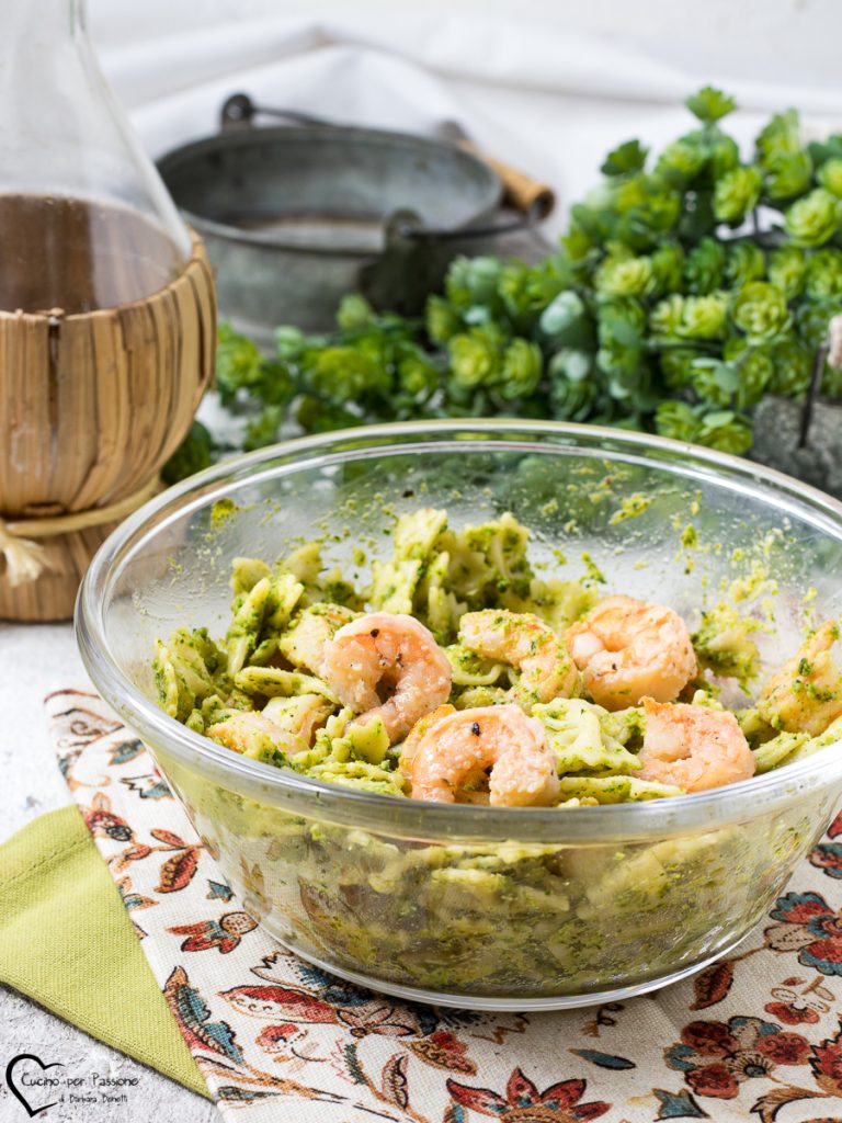 Pasta fría con calabacines y gambas