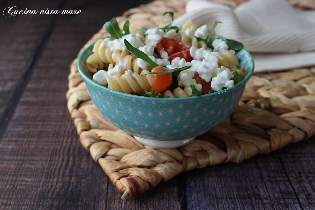 Pasta fría con rúcula y tomatitos