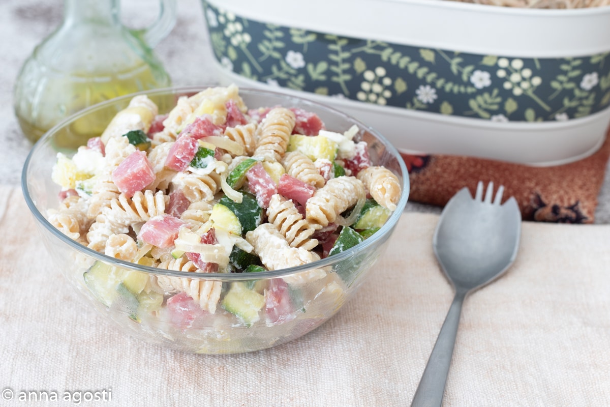 Pasta fría cremosa con calabacines y philadelphia