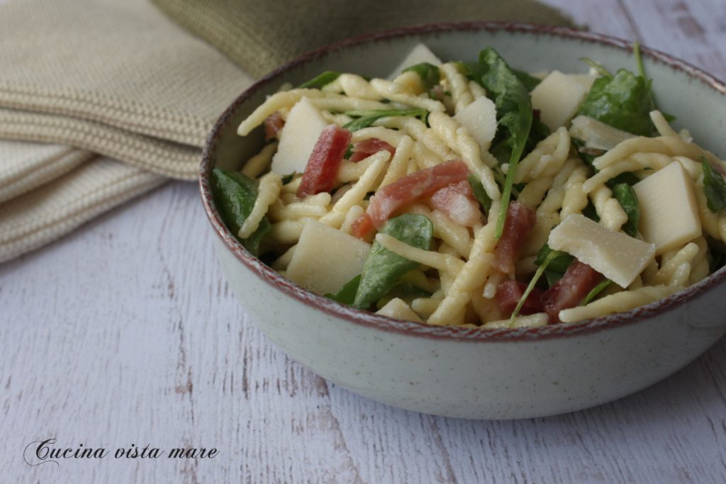Pasta fría rúcula speck y parmesano Cocina vista al mar