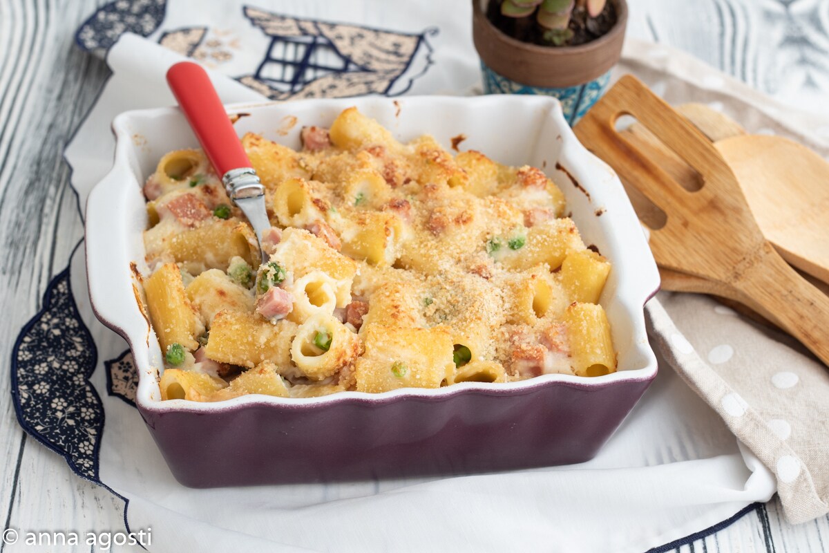 Pasta gratinada con guisantes y mortadela