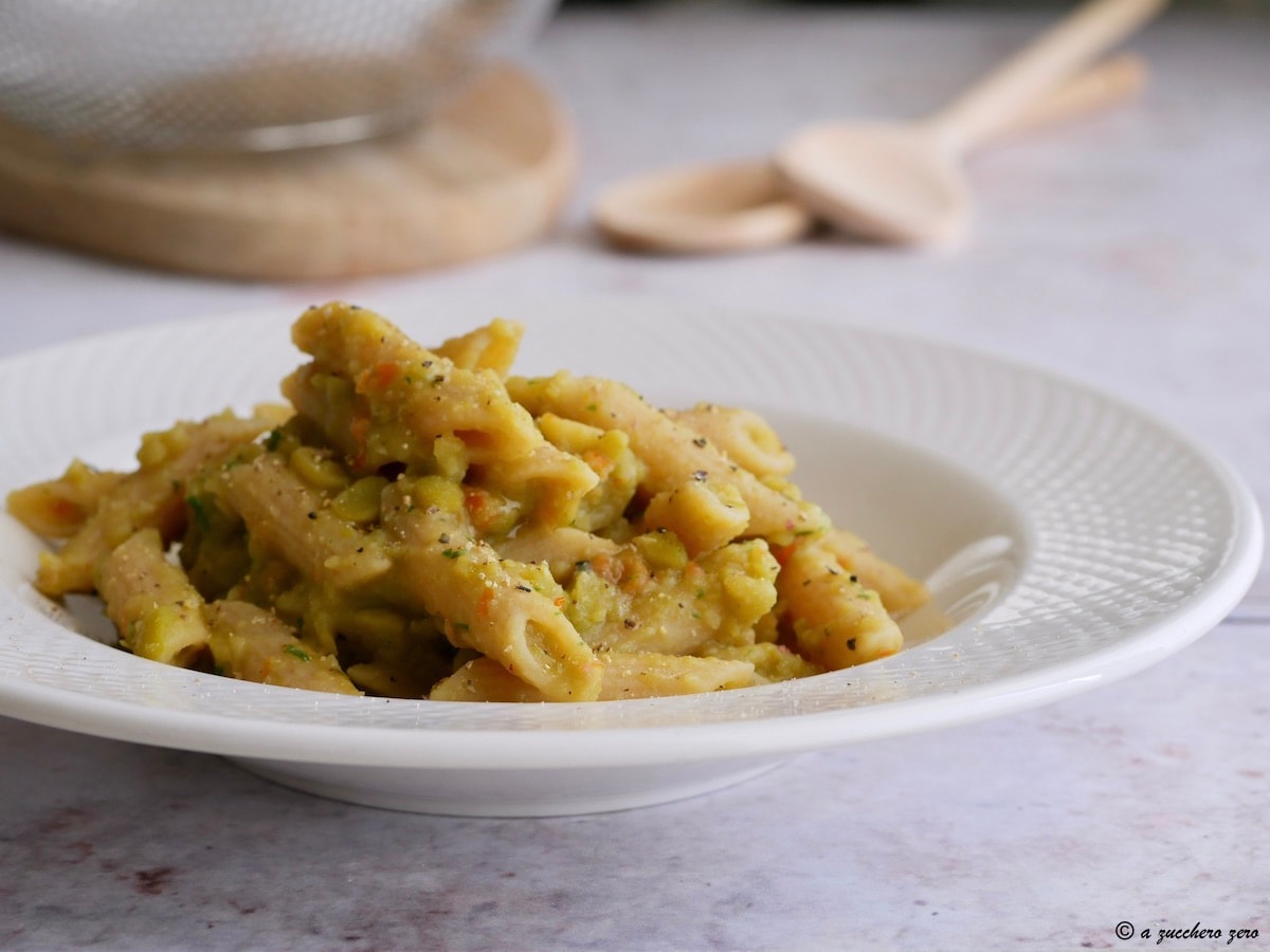Pasta integral con crema de guisantes, tomates secos y albahaca