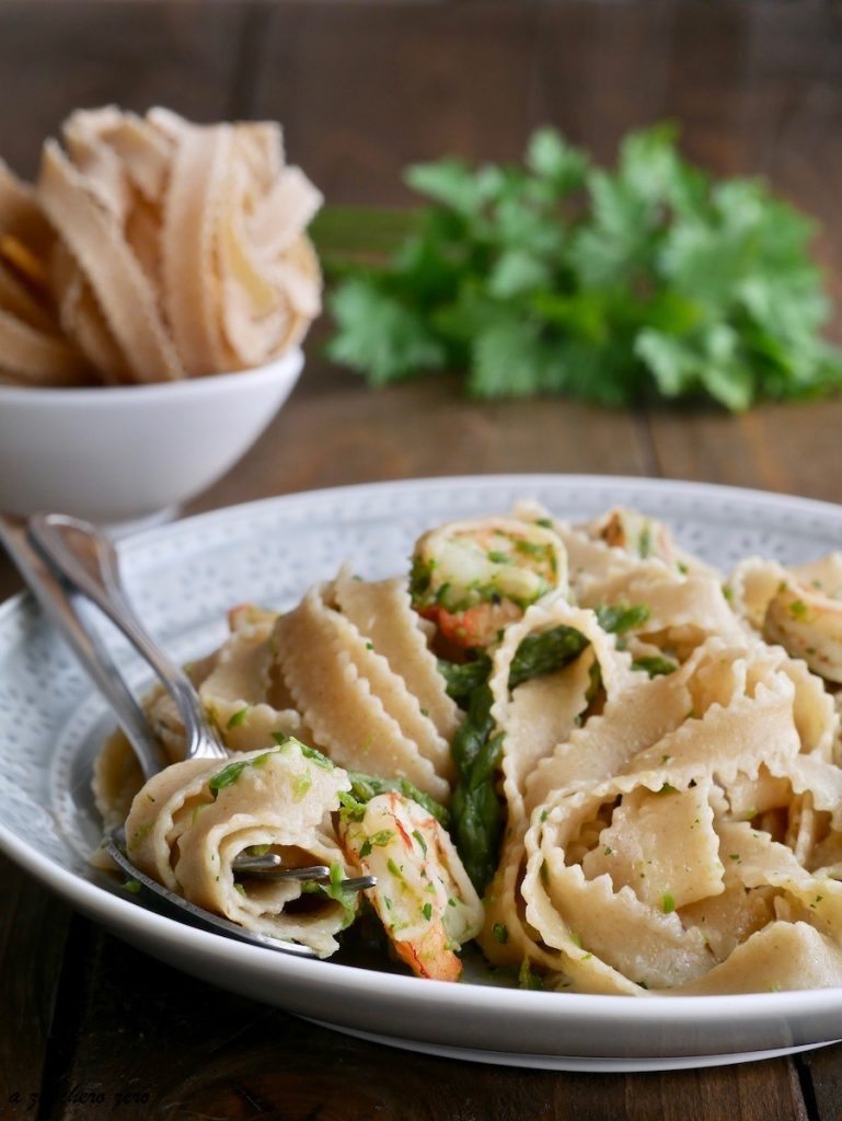 Pasta integral con espárragos y gambas