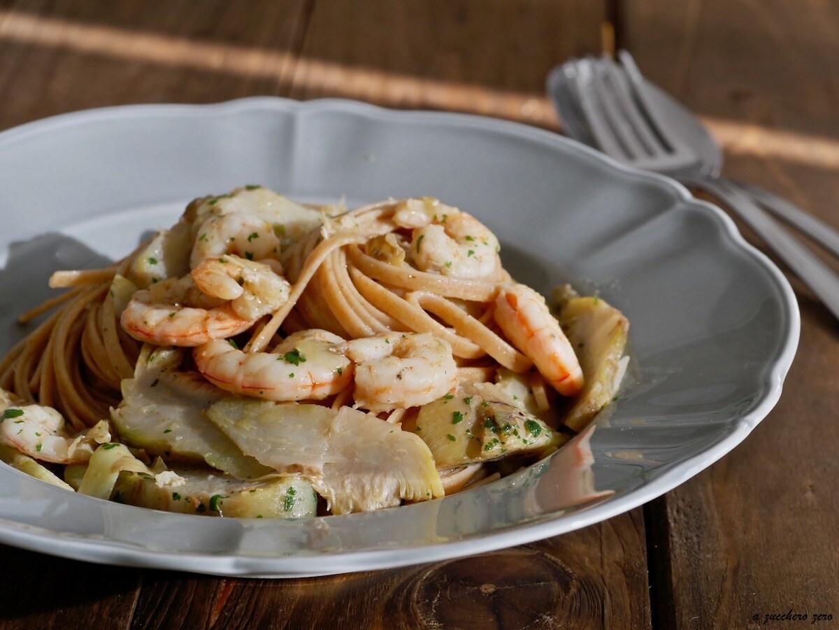 Pasta integral con gambas y alcachofas
