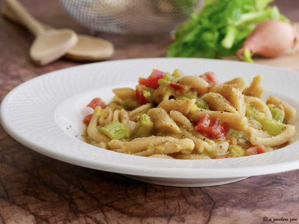 Pasta integral y macco de guisantes partidos y verduras
