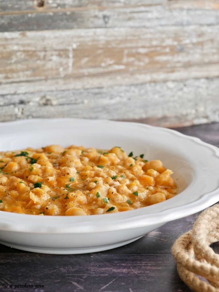 Pasta integral en sopa de garbanzos y calabaza