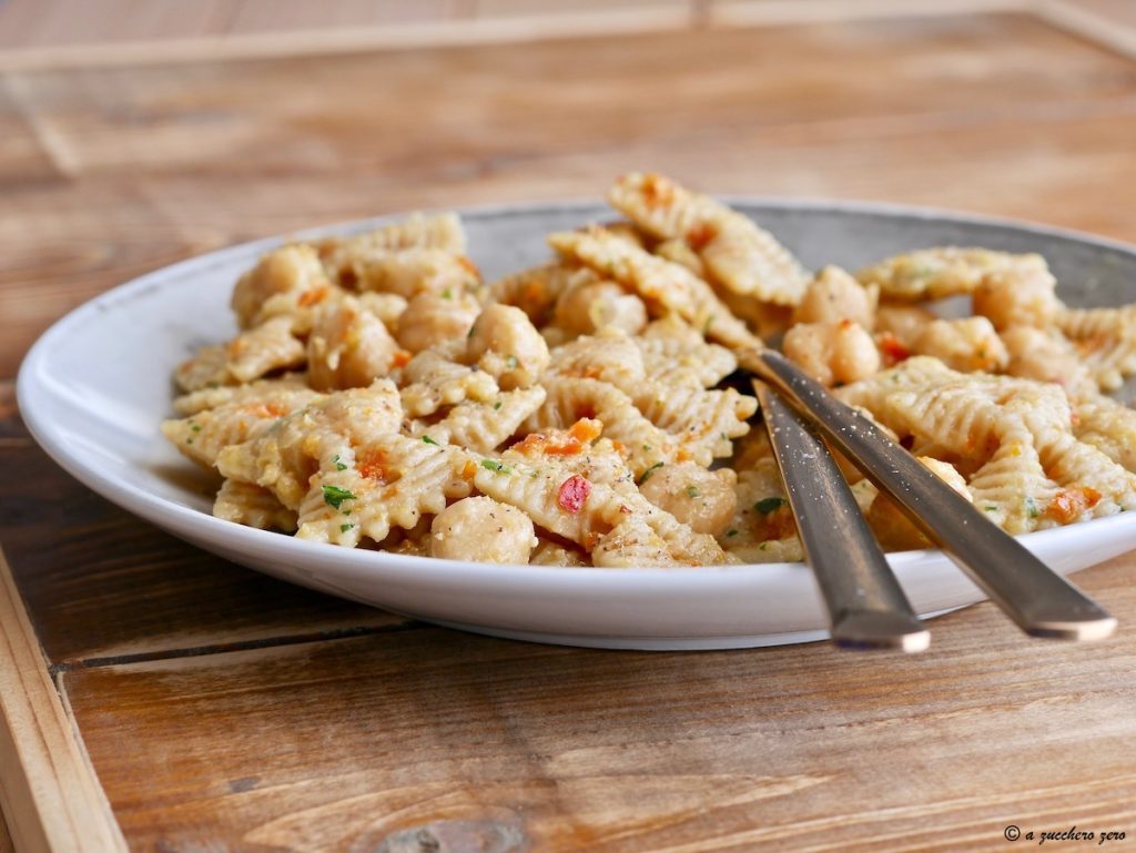Pasta integral fría con garbanzos y tomates secos