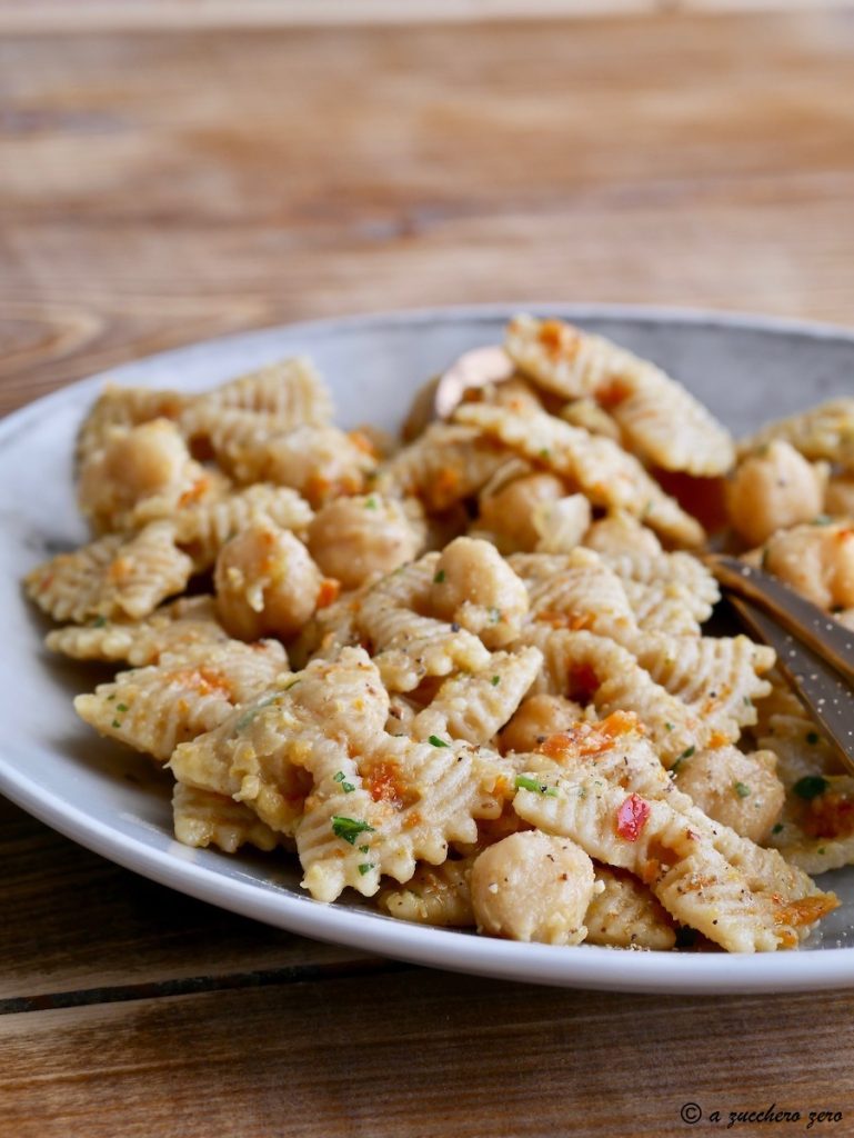 Pasta integral fría con garbanzos y tomates secos