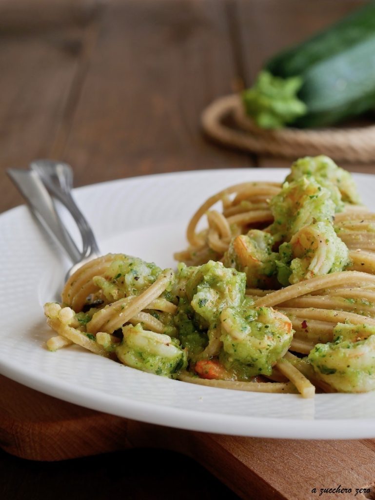 Pasta integral con gambas y calabacines