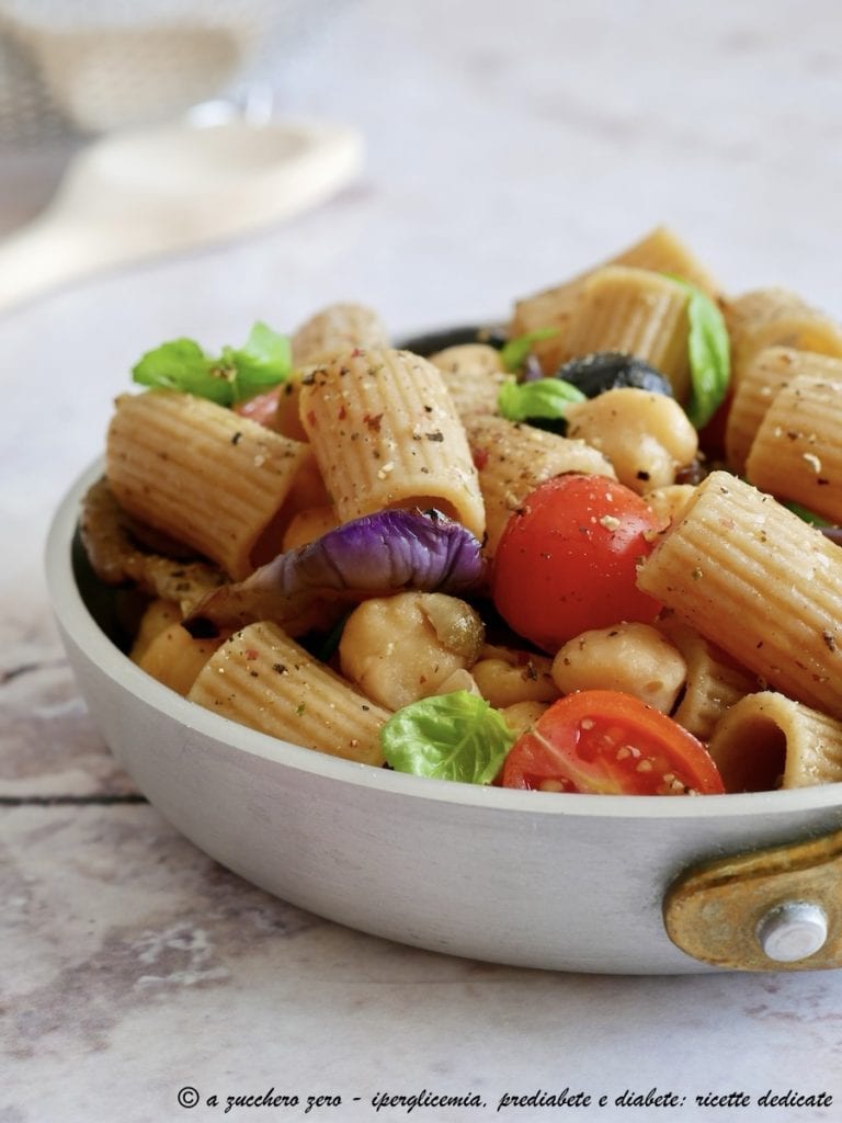Pasta fría garbanzos y berenjenas con tomatitos, aceitunas y alcaparras