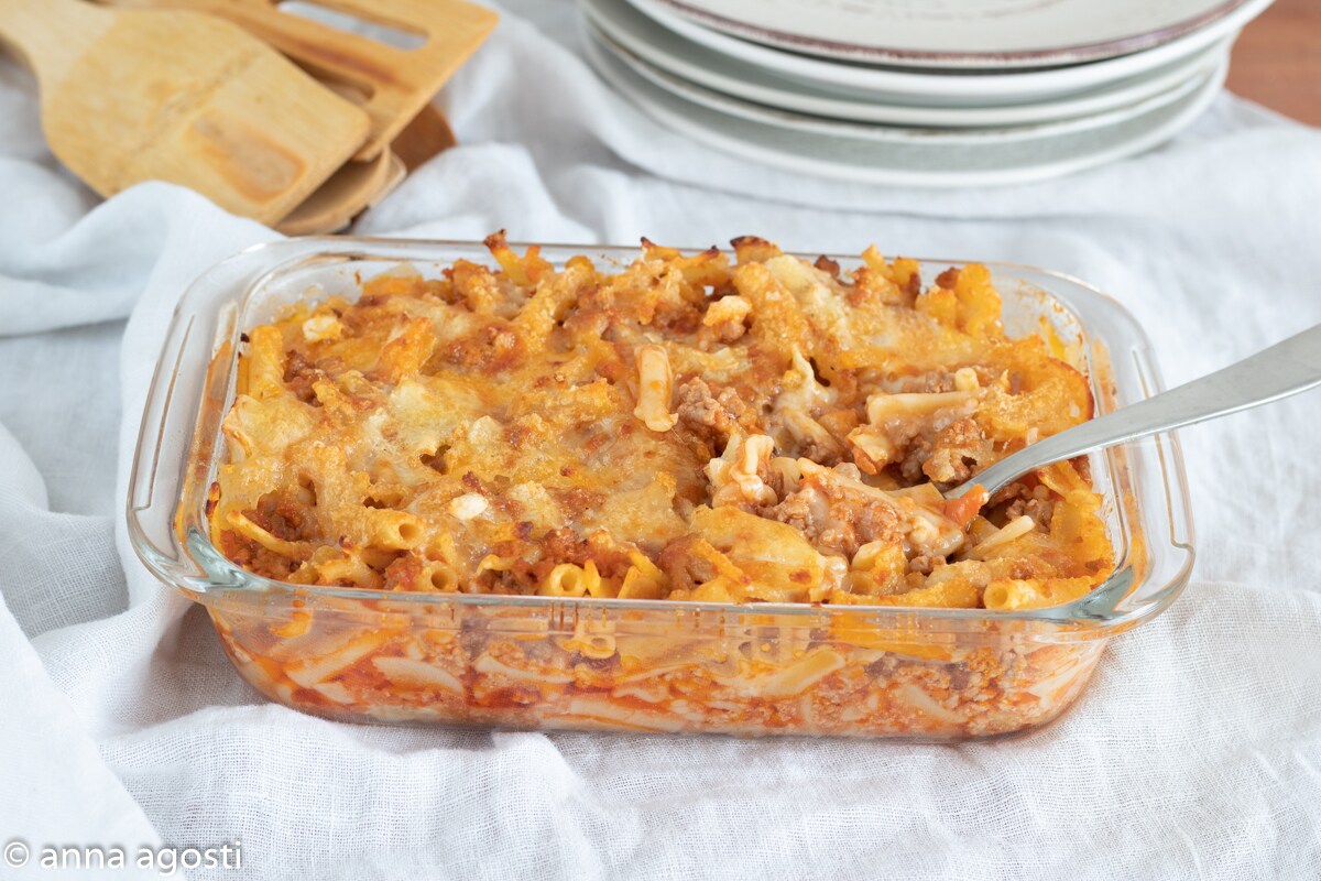 Pasta mixta gratinada con ragú