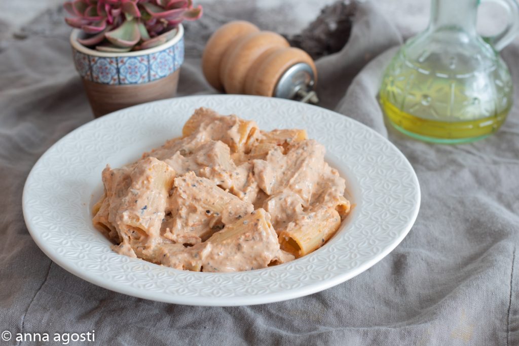 Pasta pimientos y aceitunas cremosa