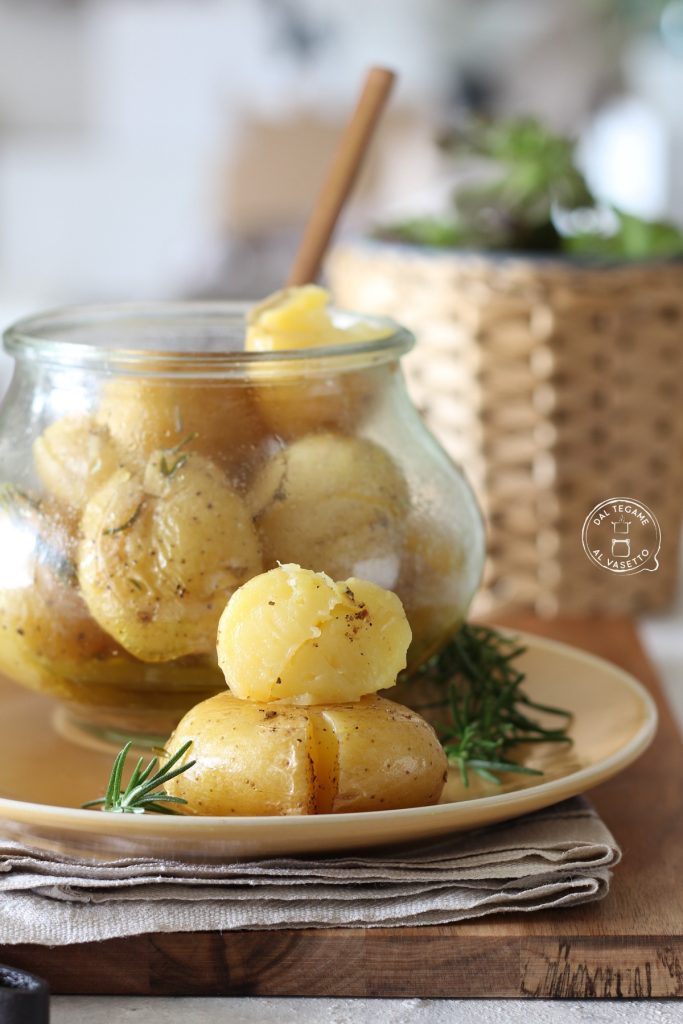 patatas enteras cocidas en el tarro al microondas con la técnica de cocción al vacío