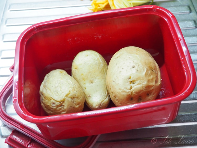 Patatas cocidas con el microondas en el contenedor