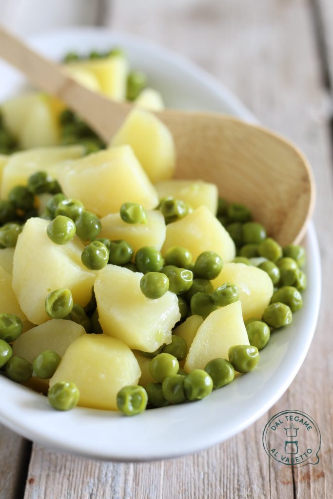 Plato de patatas y guisantes al vapor cocidos en la multicooker o instant pot