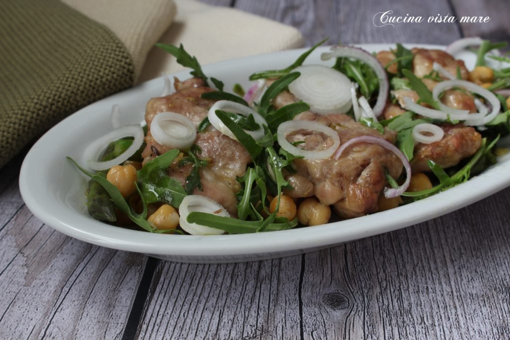 Pechuga de pollo a la plancha con garbanzos y espárragos Cocina vista mar