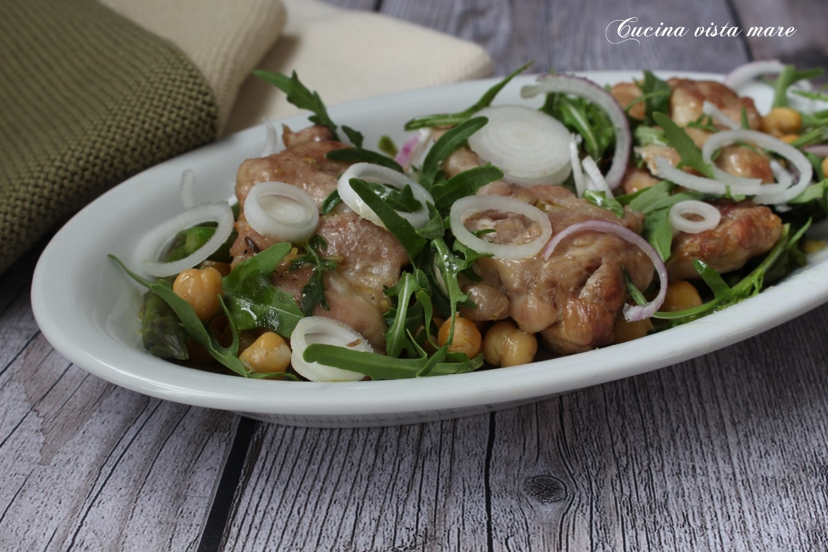 Pechuga de pollo a la plancha con garbanzos y espárragos