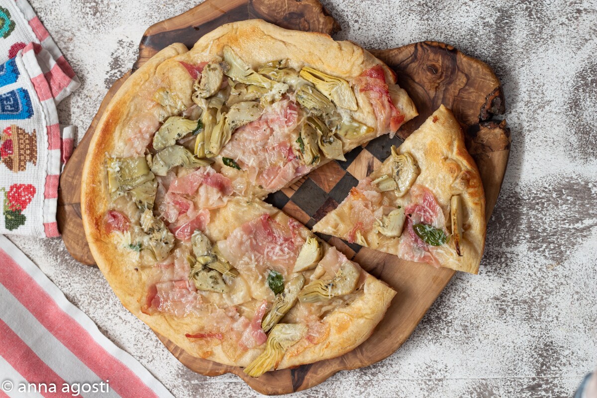 Pizza al revés con alcachofas y panceta o pizza tatin