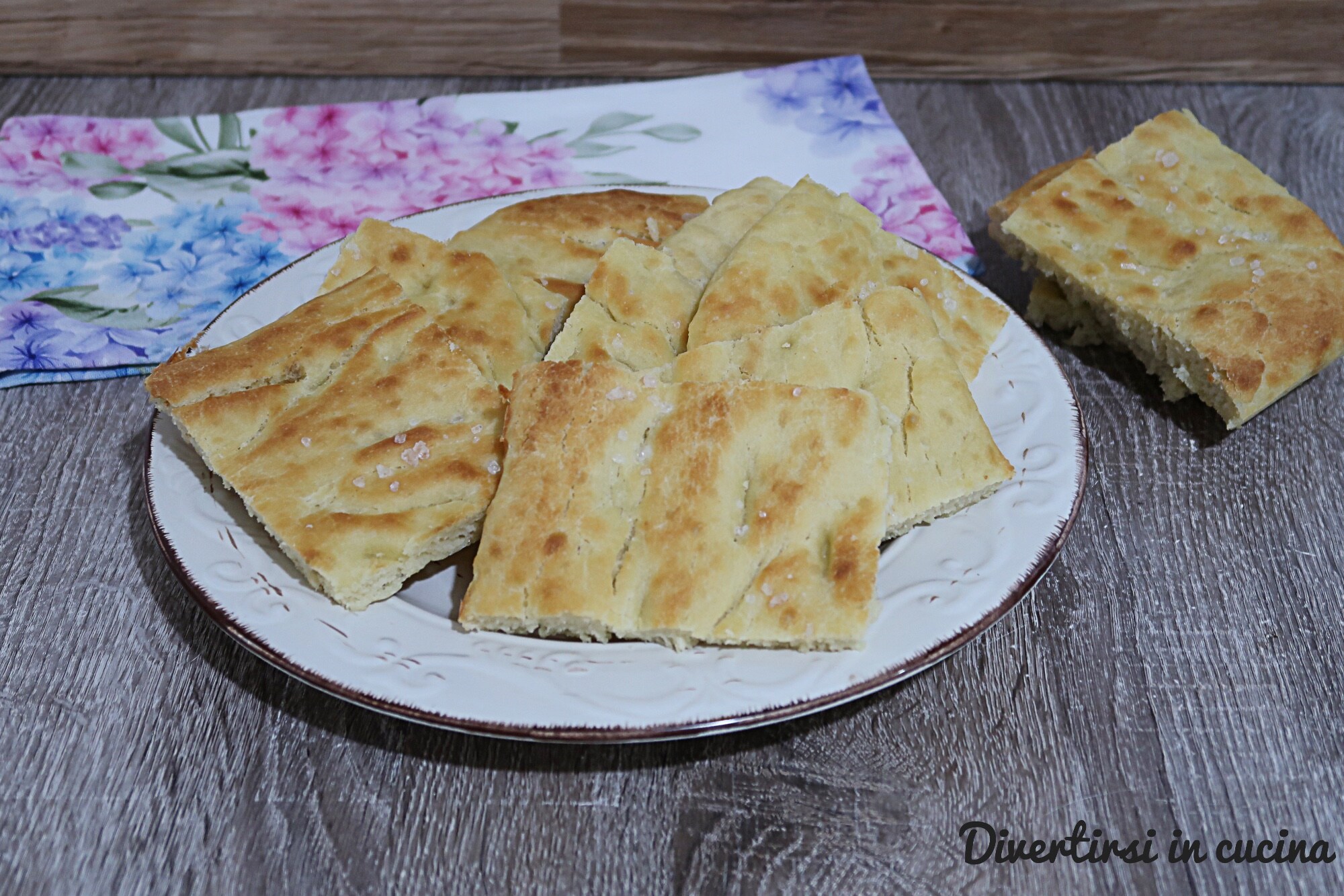 Pizza blanca crujiente por fuera y tierna por dentro