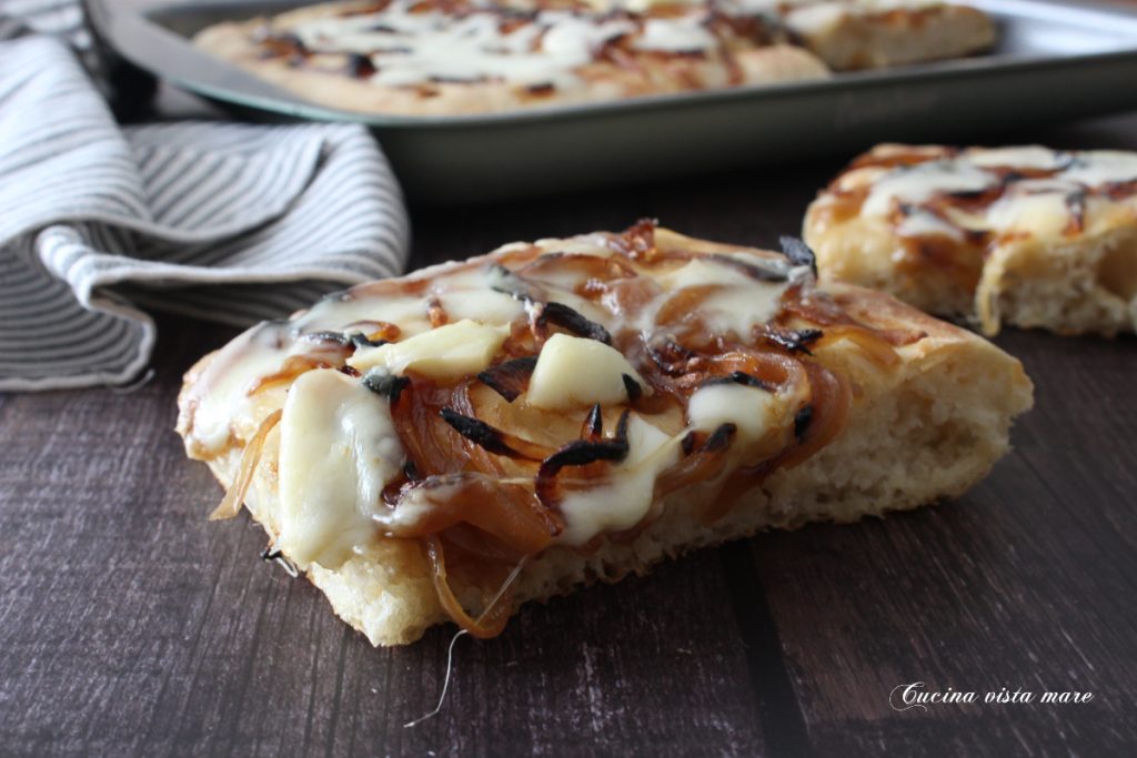 Pizza con cebollas caramelizadas y fontina Cocina vista al mar