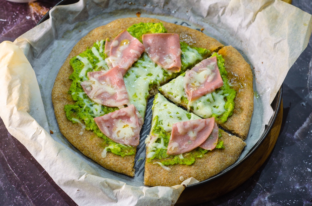 Pizza con pesto de brócoli y mortadela