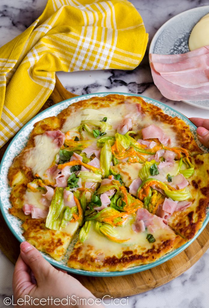 Pizza de patatas en sartén con flores de calabacín y jamón