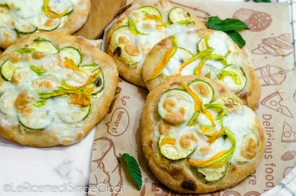 Pizzas caseras con calabacines y flores de calabaza