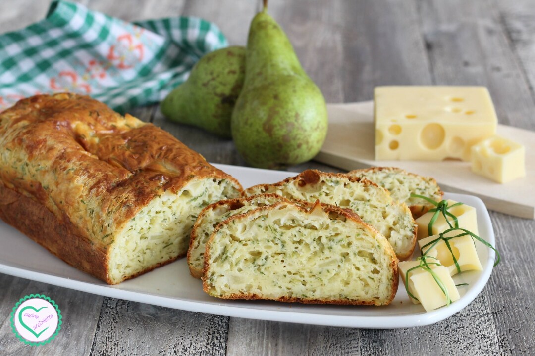 Plum cake salado con queso y peras