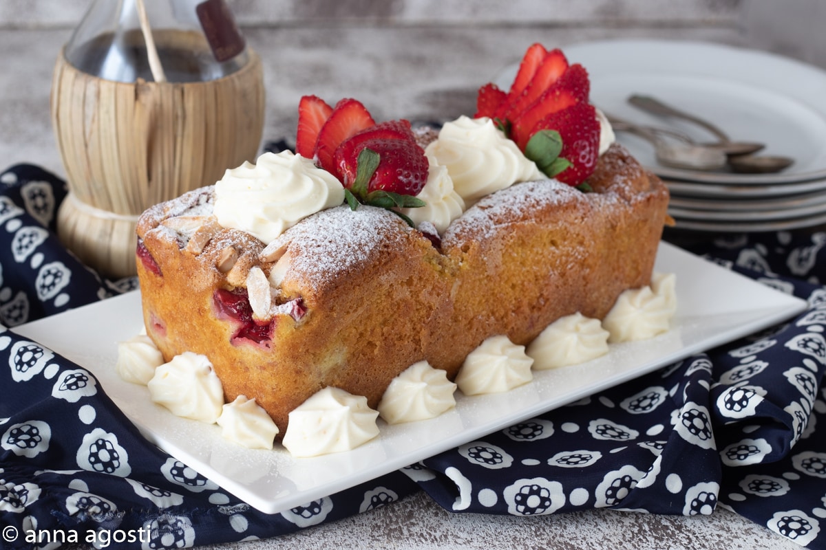 Plumcake de fresas con almendras
