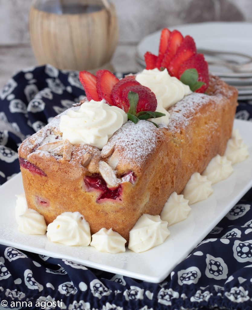 Plumcake de fresas con almendras