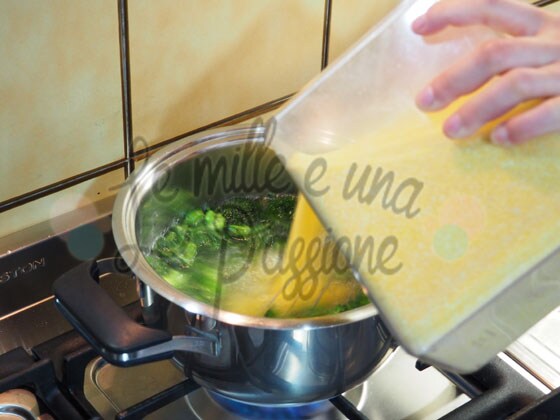 Añadiendo harina en la olla con el brócoli