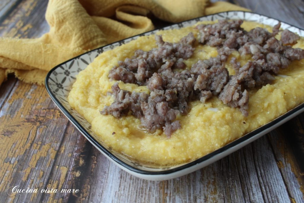 Polenta con salsa de salchicha en blanco Cocina vista al mar