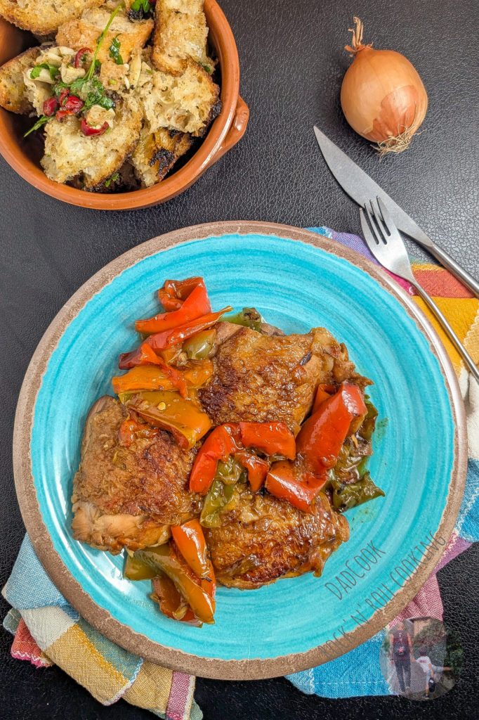 Pollo a la sartén muslos con pimientos receta fácil para una costra crujiente